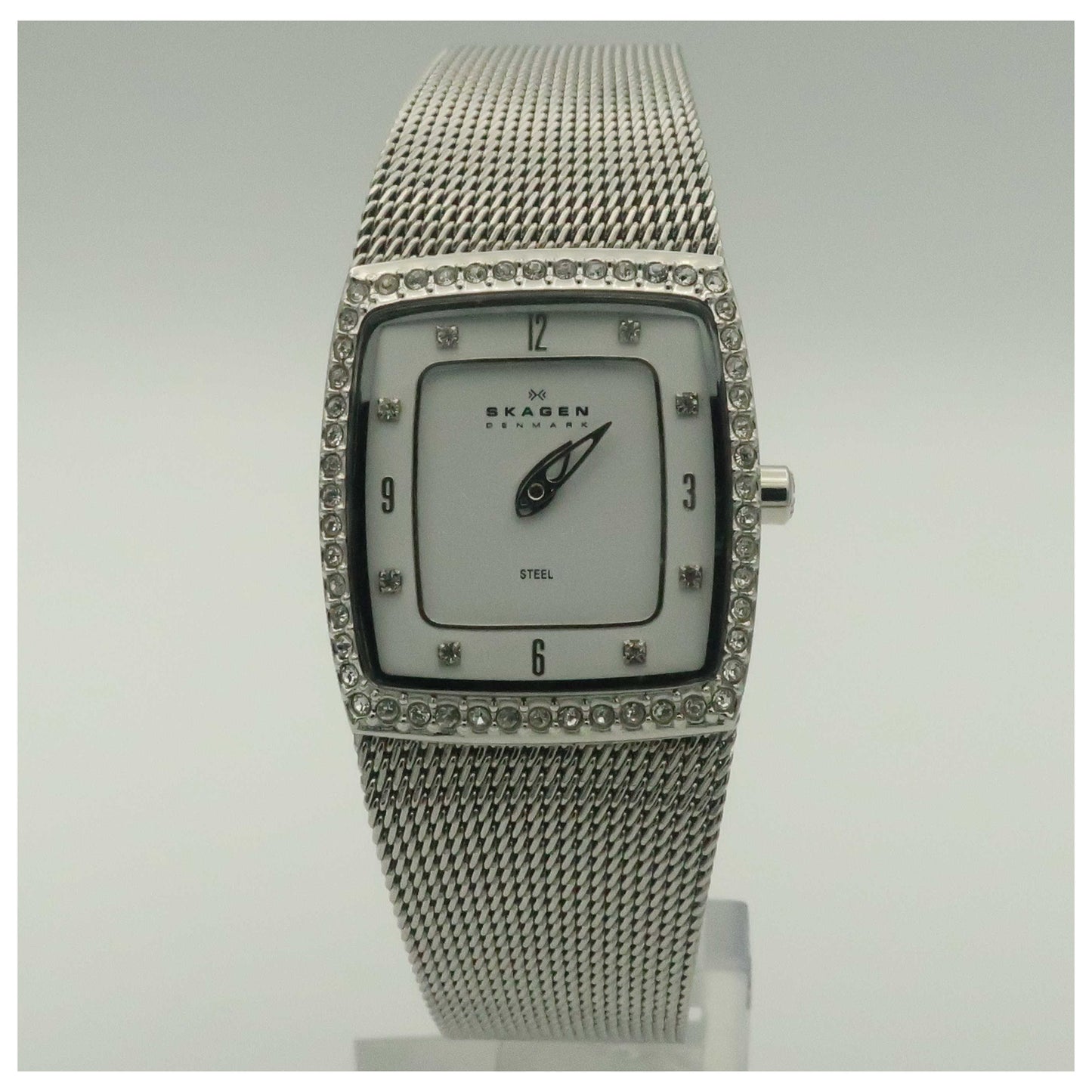 Front view of Skagen Mesh Women's Japanese Quartz (Battery-Powered) Watch O384XSSSW1-PO