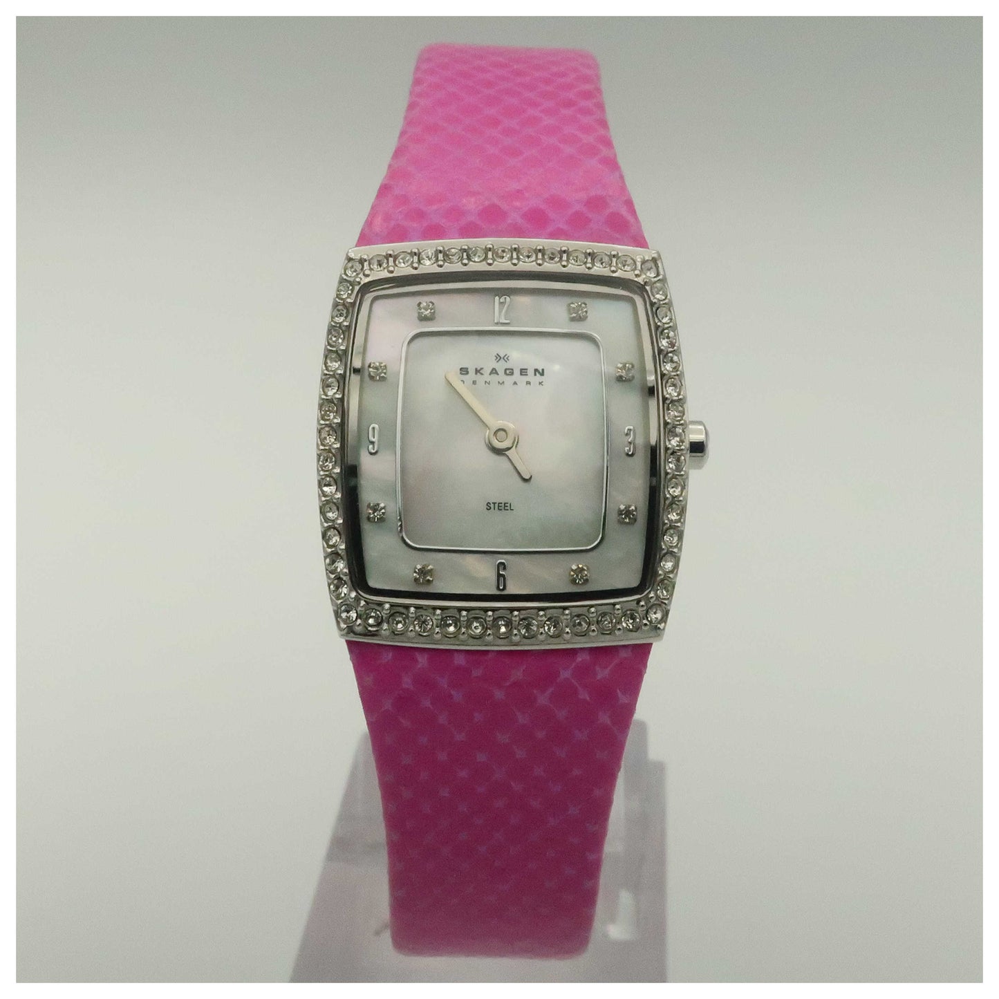 Front view of Skagen Leather Women's Japanese Quartz (Battery-Powered) Watch 384XSSLP-SDV