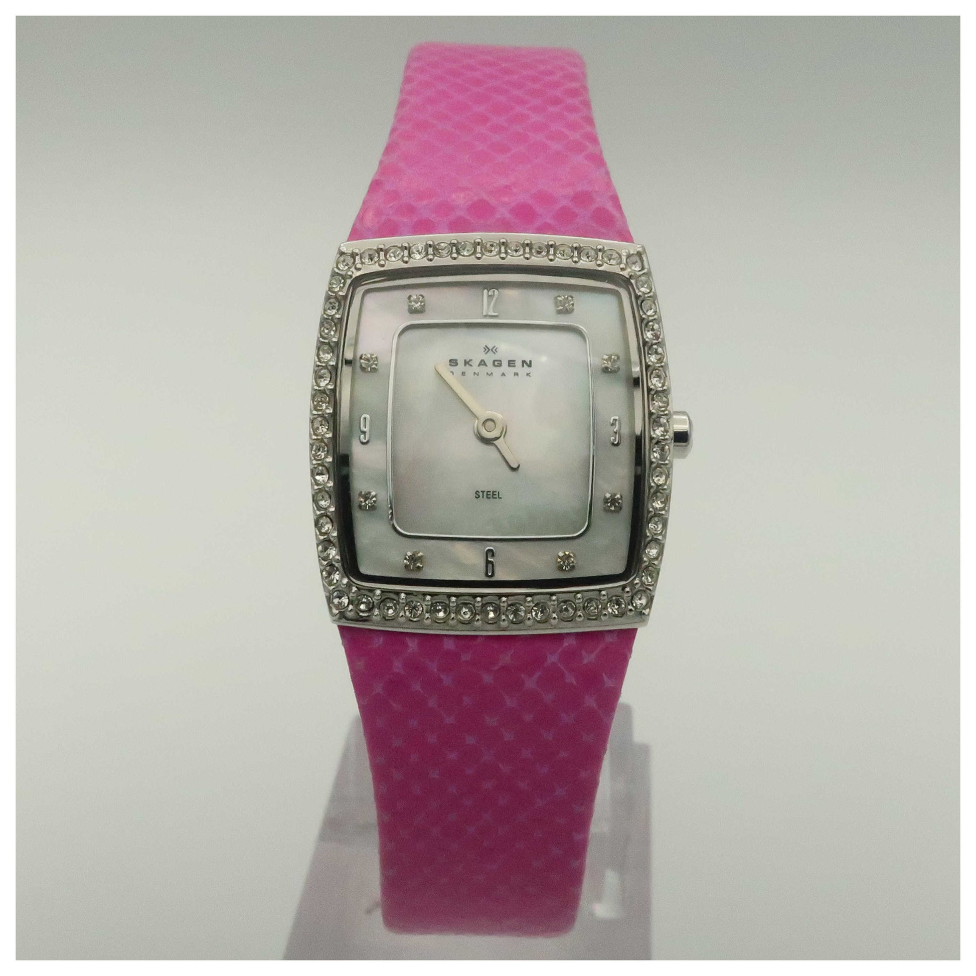 Front view of Skagen Leather Women's Japanese Quartz (Battery-Powered) Watch 384XSSLP-SDV