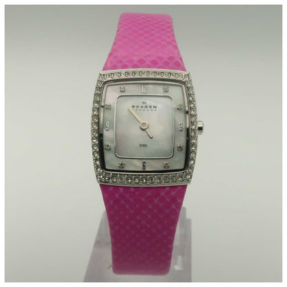 Front view of Skagen Leather Women's Japanese Quartz (Battery-Powered) Watch 384XSSLP-SDV