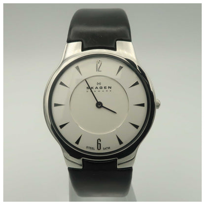 Front view of Skagen Leather Women's Japanese Quartz (Battery-Powered) Watch 433LSLB1-SD