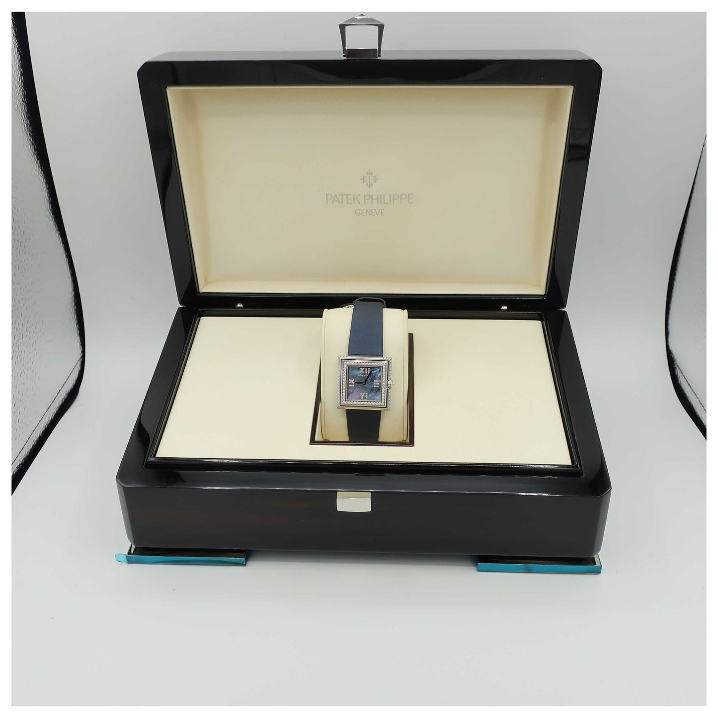 Patek Philippe Gondolo Women's Swiss Quartz (Battery-Powered) Watch 4869G-SD - Image #6