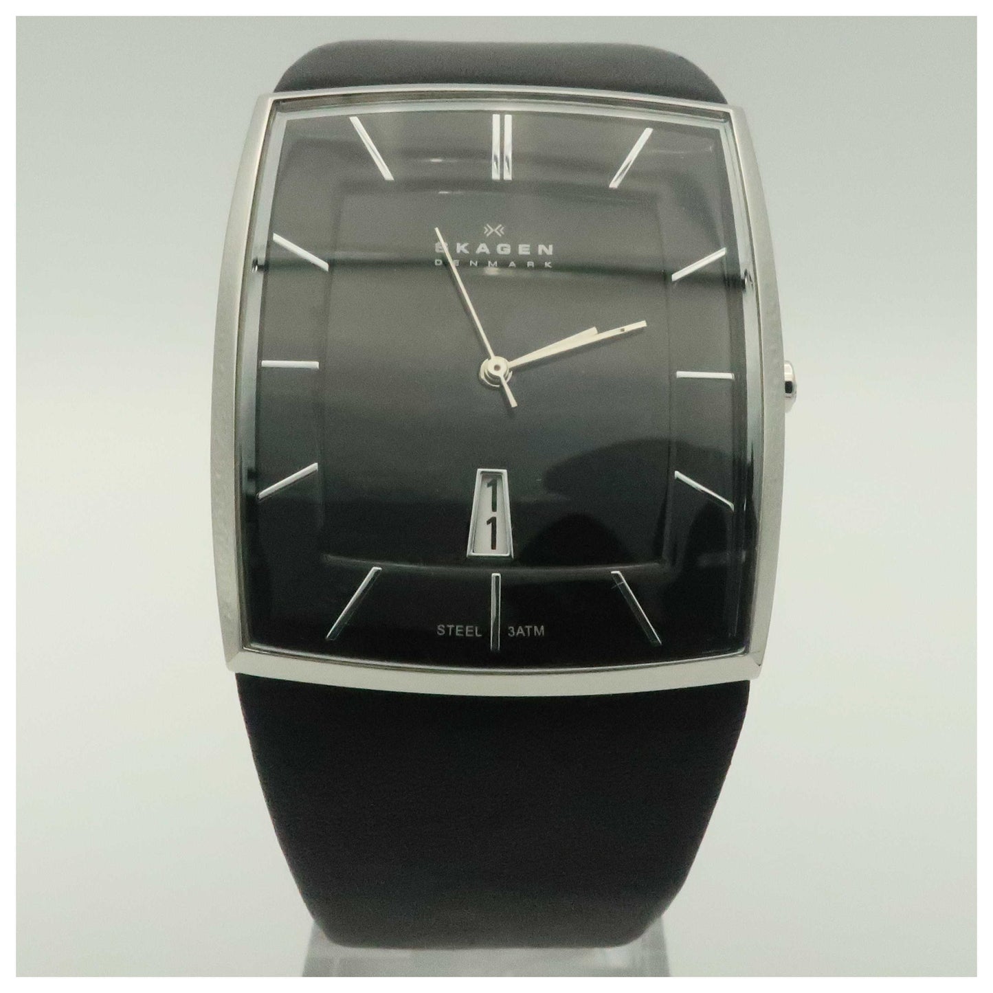 Front view of Skagen Leather Men's Japanese Quartz (Battery-Powered) Watch 567LSLB1-SDV